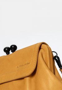 Aunts & Uncles WHOOPIE PIE - Umhängetasche - satin brass