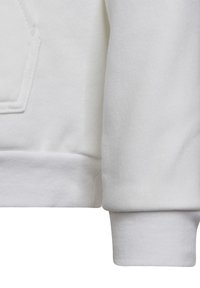 Hoodie bianco con tessuto testurizzato, tasca a canguro e polsini a costine. Il materiale sembra morbido e leggermente spesso.
