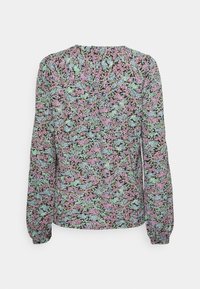 Blusa de manga longa com um padrão floral em cores pastéis sobre um fundo preto; decote redondo, tecido suave, punhos elásticos.