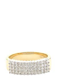 Zelta gredzens ar teksturētu sudraba augšpusi, ko rotā mazu, mirdzošu caurspīdīgu akmeņu režģis, radot slāņainu izskatu.