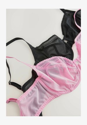 Három melltartó kiállítva: egy fekete, áttetsző csipkével díszítve, egy rózsaszín, finom csipke szegéllyel és sima középső panellel.