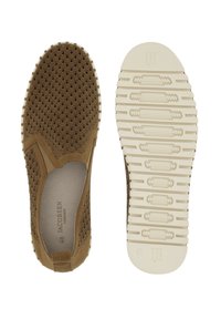 Brązowe buty na slip-on wykonane z teksturowanego materiału, z falistym wzorem, elastycznym boku i białą gumową podeszwą z wzorami antypoślizgowymi.