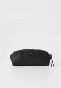 Pochette semi-circulaire noire avec fermeture éclair dorée, motif en relief et petit logo doré sur le devant, posée sur un fond blanc.