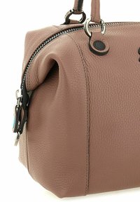 Borsa a mano in pelle marrone con una finitura testurizzata, chiusura a zip, accessori decorative e una forma morbida e arrotondata. Presenta un piccolo accessorio a tag.