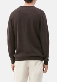 Dunkelbrauner Strickpullover mit Rundhalsausschnitt, langen Ärmeln und geripptem Saum und Bündchen, mit weicher Textur und einfachem Design.