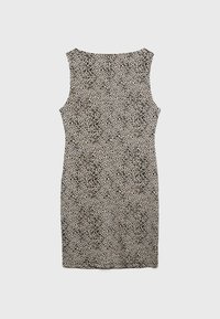 Robe sans manches de longueur genou en beige avec un imprimé animal à taches noires ; tissu doux, silhouette ajustée et encolure ronde.