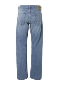 Jean en denim bleu clair avec jambes droites, deux poches arrière avec surpiqûres décoratives, et un patch en cuir marron sur la ceinture.