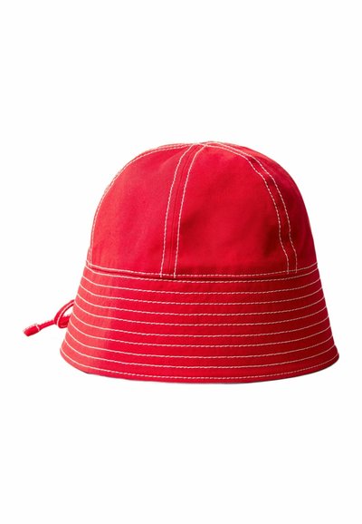 Cappello a secchiello rosso in cotone, con cuciture bianche, una corona rotonda e una larghissima visiera inclinata verso il basso, dotata di un laccetto regolabile.