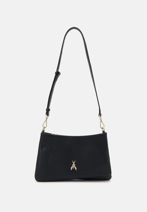 Borsa a spalla in pelle nera con forma curva, hardware dorato e piccolo simbolo di insetto sul davanti. Texture liscia, tracolla regolabile.