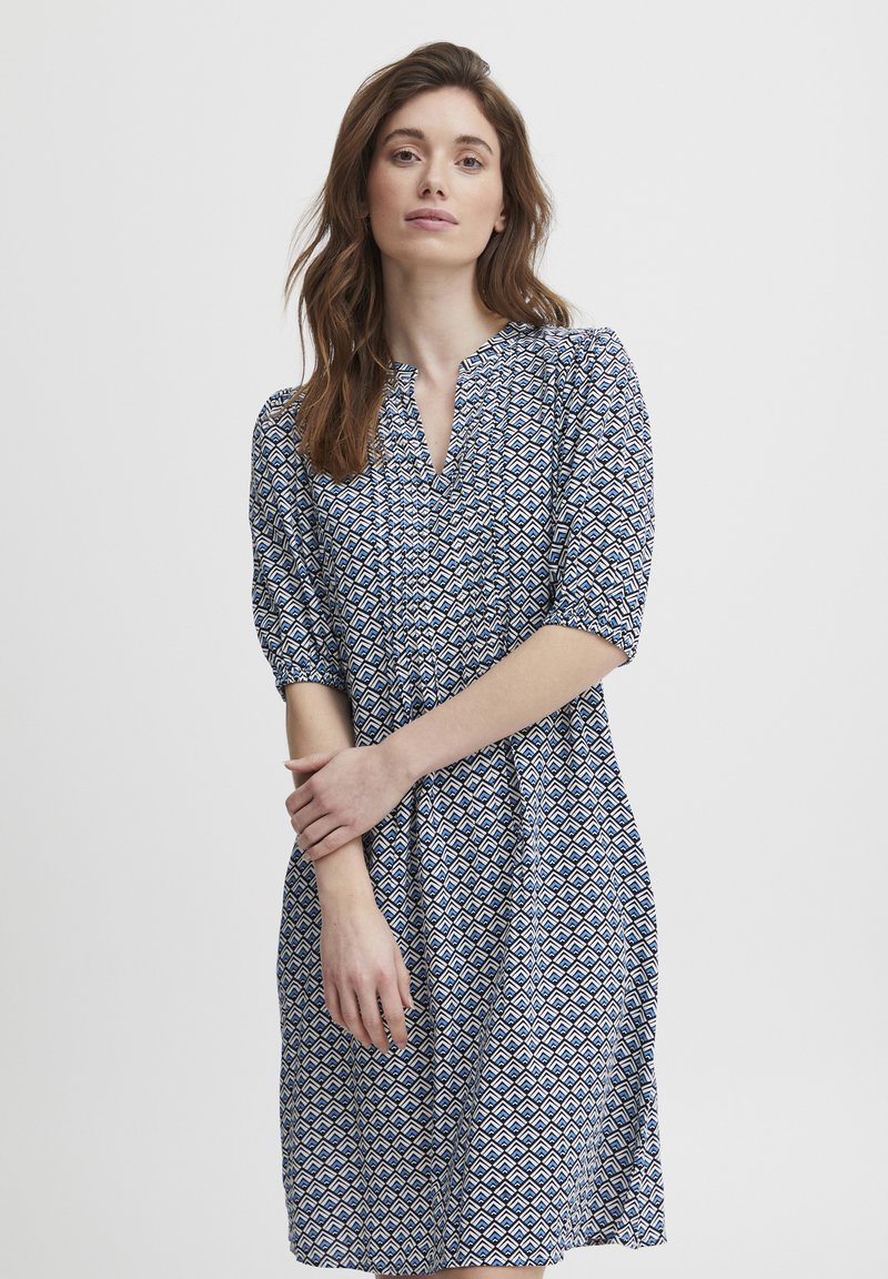 Modrá a bílá tištěná šaty s krátkými nafouklými rukávy, výstřihem do V a volným A-liniovým střihem, s geometrickým vzorem po celém povrchu.