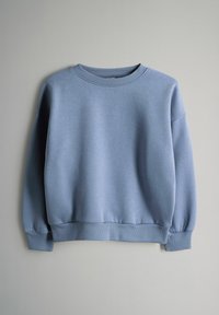 Vaaleansininen crewneck-huppari, jossa on pitkät hihat sekä ribbaus hihoissa ja helmassa, esillä harmaata taustaa vasten.