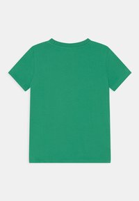 Krátký rukáv, zelené bavlněné tričko s kulatým výstřihem a hladkou, jednobarevnou texturou. Obsahuje jednoduchý design bez dalších akcentů.