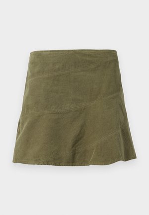 Olivgrüner Cordrock in ausgestellt Form, mit diagonalen Nähten und subtiler Textur. Mittellanges Design ohne sichtbare Verschlüsse.