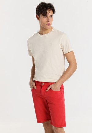 5 POCKET BERMUDA - MITTLERE PASSFORM GRÖSSE IN ZOLL - Denim shorts - rot