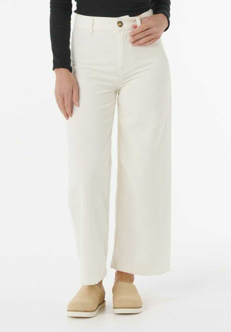 Hvide corduroy bukser med vide ben, der har høj talje, en frontknap og sidelommer. Sæt dem sammen med beige slip-on sko.