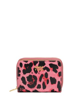 Cartera con cremallera en rosa con estampado de leopardo negro. Hecha de material brillante, con un logo dorado y detalles, forma compacta con bordes redondeados.