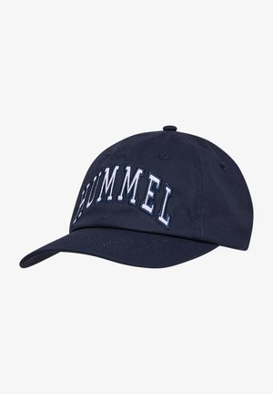 Casquette de baseball bleu marine avec une visière courbée et le texte "HUMMEL" brodé en blanc sur le panneau avant.