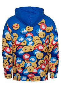 Sudadera con capucha con un fondo azul que presenta un patrón de caras emoji coloridas en amarillo, rojo y azul, incluyendo íconos de sonrisa y corazón.