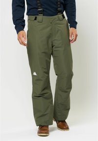 Zöld, vízálló sínadrág állítható pántokkal, fehér logóval a combon és laza szabással a kényelem és a mozgás szabadsága érdekében.