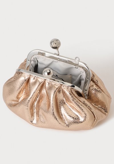 Petit sac à main métallique doré avec cadre à fermoir argenté, ouvert pour montrer l'intérieur en tissu rayé et une petite étiquette blanche à l'intérieur.
