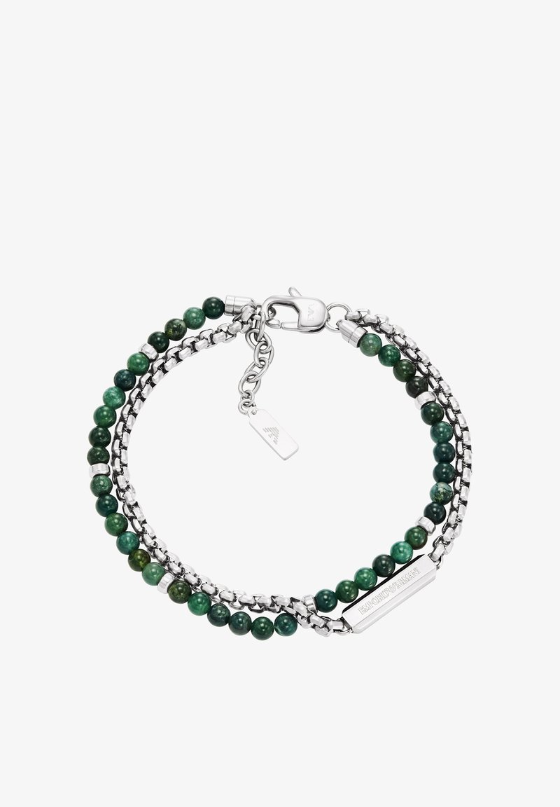 Bracelet composé de perles en pierre verte et maillons de chaîne en argent, avec un fermoir homard et une petite plaque gravée. Design texturé avec des perles de tailles variées.