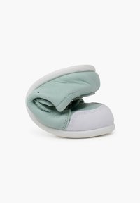 Scarpa in pelle verde menta morbida con accenti sintetici bianchi, forma arrotondata, suola flessibile e design pieghevole per una facile conservazione.