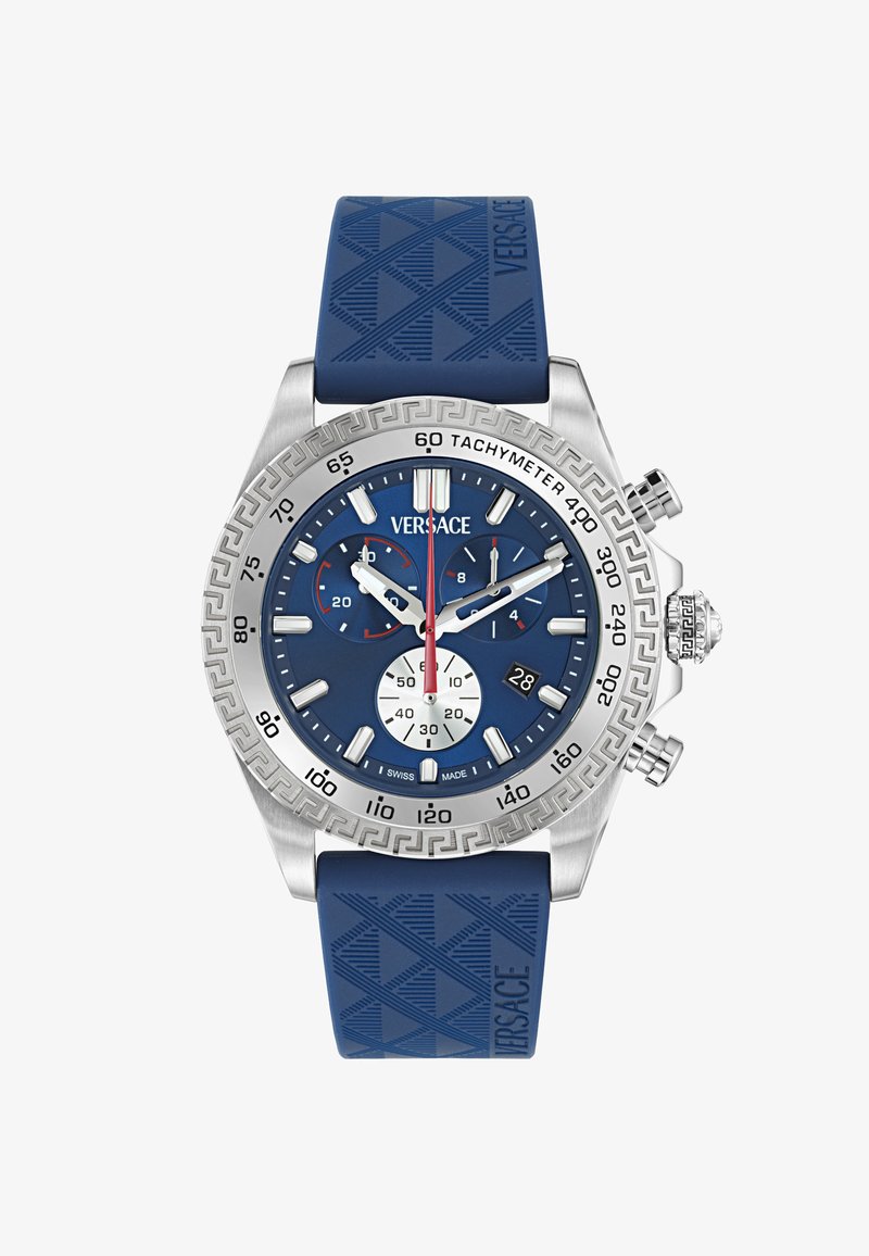 Versace tachimetrs pulkstenis ar zilu ciparnīcu, sudraba korpusu, trim subdialiem, datuma logu, sarkanu sekunžu rādītāju un zilu rakstainu silikona siksnu.