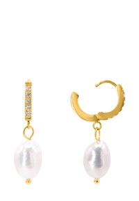 Boucles d'oreilles en or avec une petite rangée de cristaux, un pendentif en perle blanche éclatante et un accent en perle dorée.