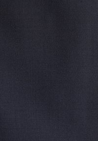 Tessuto blu navy con una trama liscia, caratterizzato da una tessitura fitta e una superficie uniforme, priva di motivi o accenti.