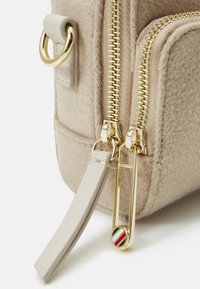 Tommy Hilfiger ICONIC TOMMY CAMERA BAG - Taška s příčným popruhem - merino