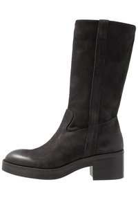 Czarne skórzane botki do połowy łydki o fakturowanym wykończeniu, okrągłym nosku i masywnym obcasie. Posiadają boczny panel z gładkim akcentem.