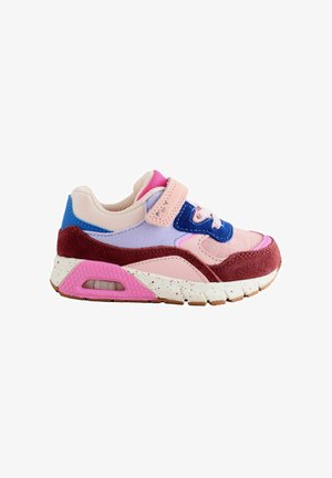 Zapatilla infantil con paneles en tonos rosa, burdeos, púrpura, azul y beige, con una tira de velcro y suela blanca moteada.