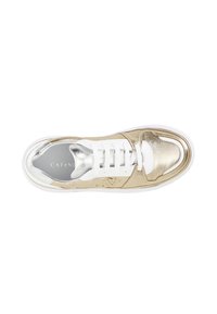 Scarpa sportiva metallica dorata e argentata con lacci bianchi. Presenta una texture liscia, punta arrotondata e un dettaglio del logo sul lato.