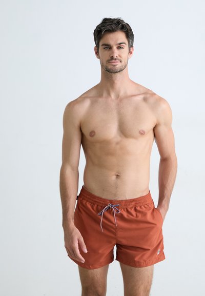 Herren-Schwimmshorts in Rostfarbe, aus glattem Stoff, mit einem elastischen Bund und Kordelzug sowie Seitentaschen.