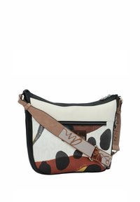 Umhängetasche mit einer Mischung aus weißen, braunen und schwarzen Farben. Texturierte Materialien mit einem Punkte-Muster und einem verstellbaren Tragegurt. Reißverschluss.