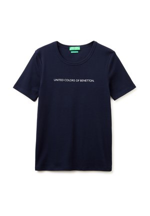 Granatowy t-shirt z krótkim rękawem i okrągłym dekoltem, z napisem "UNITED COLORS OF BENETTON." wydrukowanym na białym froncie na wysokości klatki piersiowej.