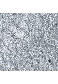 Gros plan sur du paillettes argentées texturées avec des particules réfléchissantes densément regroupées créant une surface métallique étincelante.