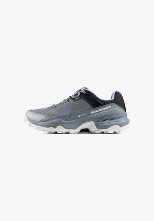 Grauer Wanderschuh mit Mesh-Obermaterial, schwarzen Akzenten und hellblauen Details. Verfügt über eine robuste weiße Laufsohle und GORE-TEX-Branding an der Seite.