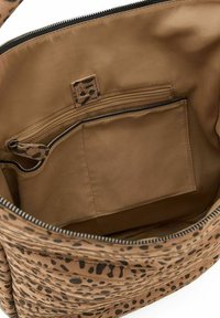 Borsa di stoffa marrone con un motivo a stampa leopardata, dotata di chiusura con zip e tasche interne, inclusa una con zip.