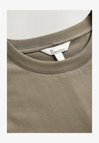 Unselected, mole