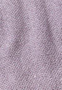 Ljuslavendelstickad tyg med ett strukturerat mönster, med en jämnt fördelad väv och en lätt lyster. Mjuk och följsam textur.