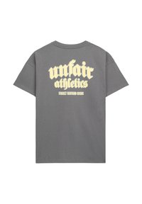 UNFAIR ATHLETICS INSPIRED EASY FIT - T-shirts med print - charcoal