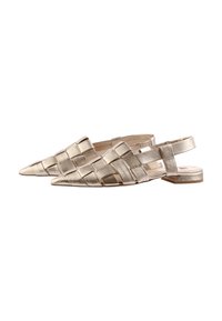Chaussures slingback métalliques dorées avec un bout pointu, un design tissé, une semelle plate et un talon ouvert. Texture lisse et style minimaliste.