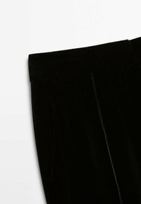 Tissu en velours noir, présentant une texture lisse et une large ceinture avec un léger éclat. Le design comprend des plis pour plus de détails.