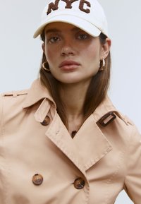 Stradivarius Trenchcoat stone Zalando