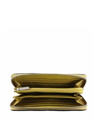 Portefeuille jaune à fermeture éclair avec plusieurs compartiments et emplacements pour cartes. Présente une doublure intérieure lisse et une fermeture éclair en métal argenté.