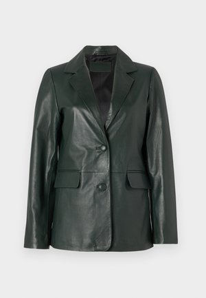 Blazer de couro verde escuro com colarinho em bico, dois botões e dois bolsos frontais. Textura suave e forma ajustada. Sem detalhes de hardware visíveis.