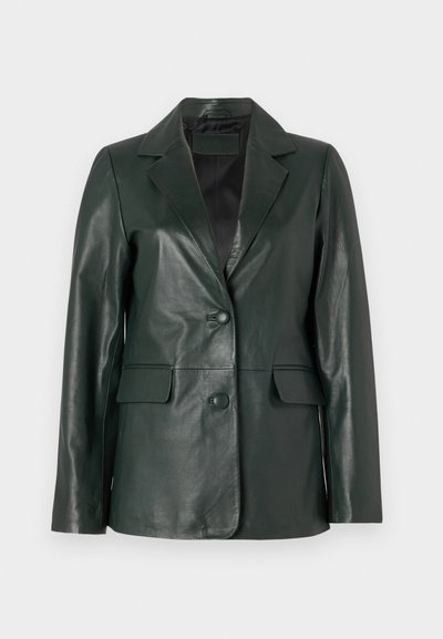 Sötétzöld bőr blazer kivágott gallérral, két gombbal és két elülső zsebbel. Sima textúra és testéhez szabott fazon. Nincsenek látható fémdíszek.