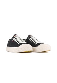 Sneakers neri in tela con lacci bianchi, dotati di una suola testurizzata di colore bianco sporco e un motivo a rombi. Dettaglio del logo cucito sul lato.