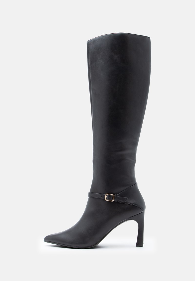 Stivale nero al ginocchio in pelle, con punta affusolata, tacco a stiletto e un cinturino decorativo alla caviglia con una fibbia dorata.